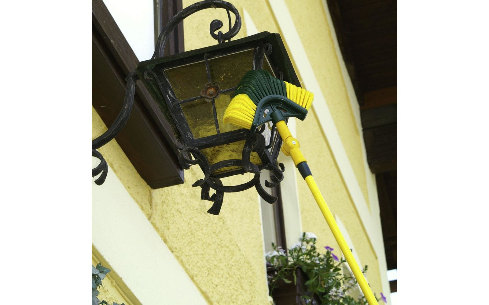 Dreiecksbesen mit Teleskopstiel
