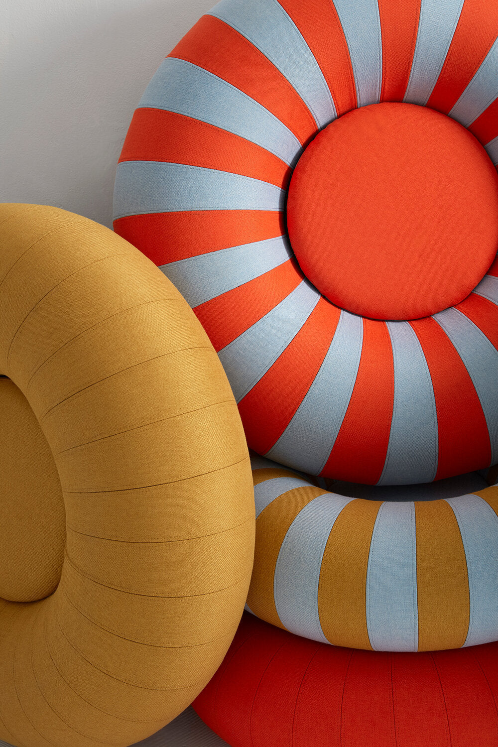 Studio About  Float puf, Blue/red - 30x100 cm.