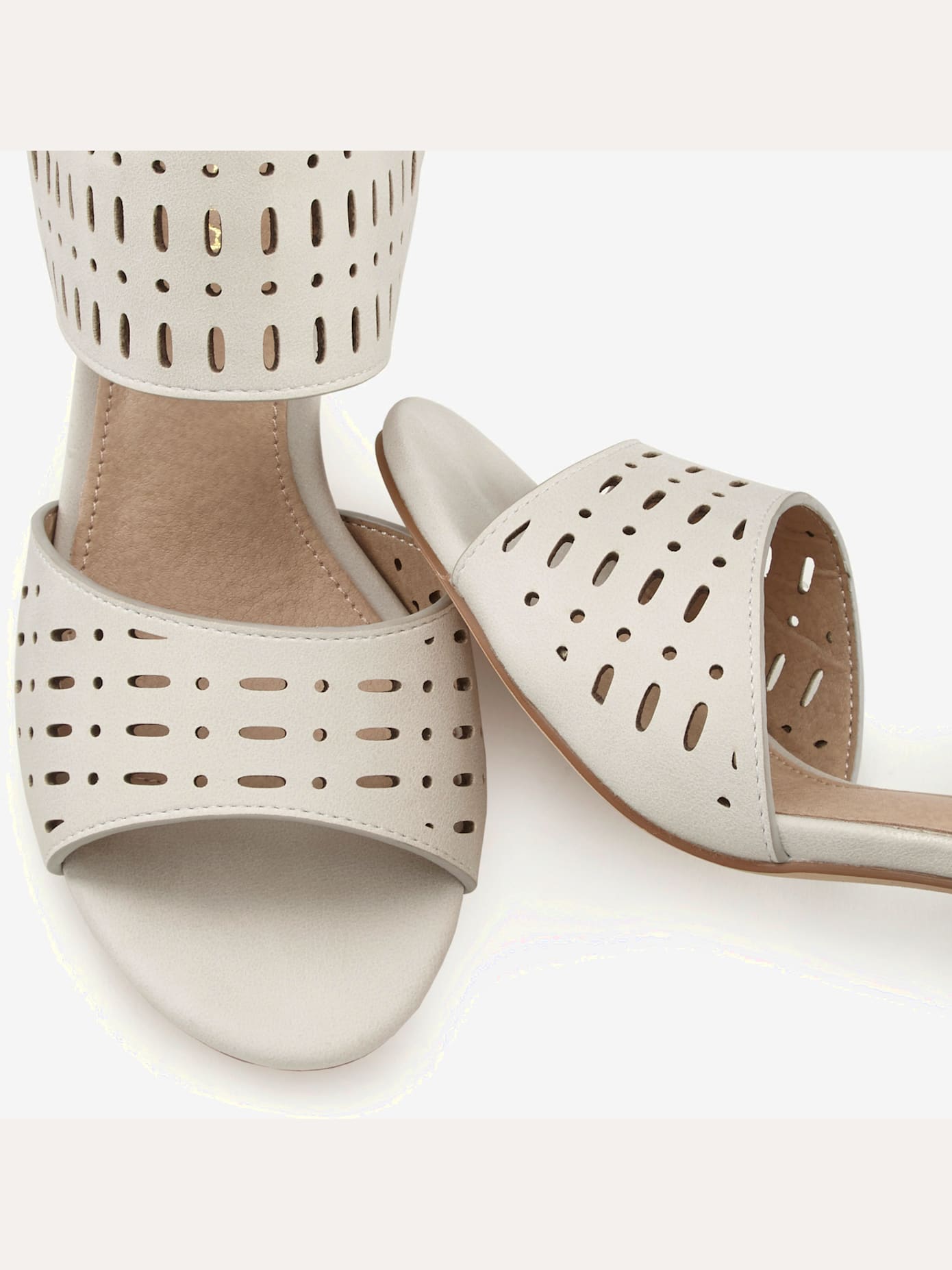 Sandales à brides petites découpes tendance