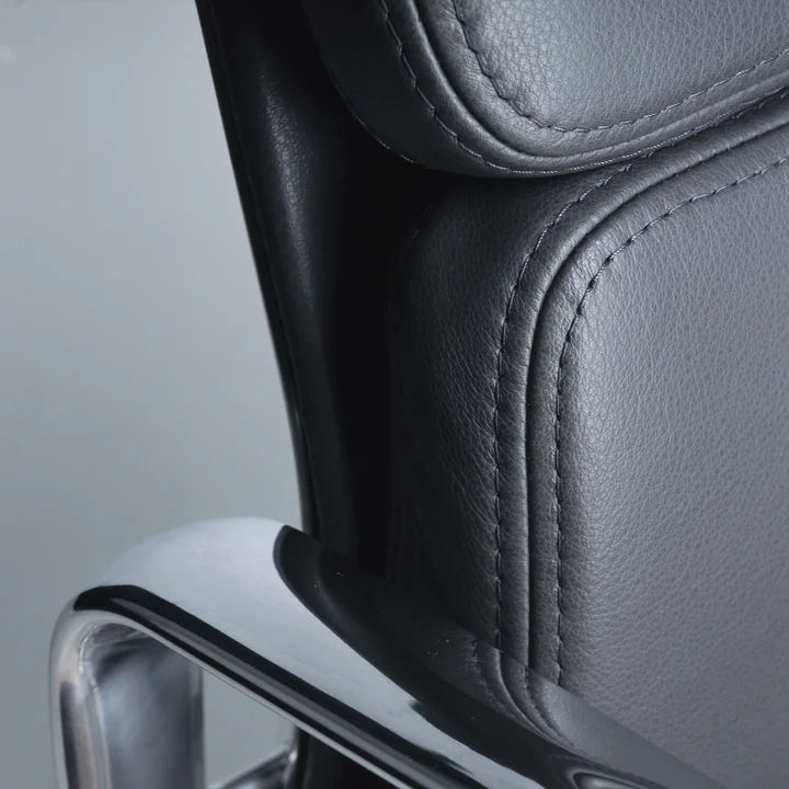 Vitra - EA 217 Soft Pad Bürostuhl Chrom mit Armlehnen, drehbar, Leder Premium F asphalt (Hartbodenrollen)
