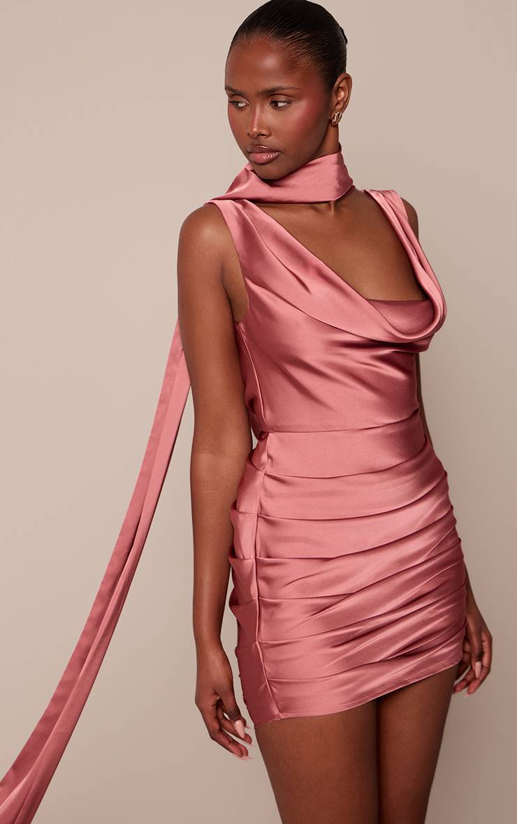 Rose Robe Courte Drapée À Col Bénitier En Satin Plt Label