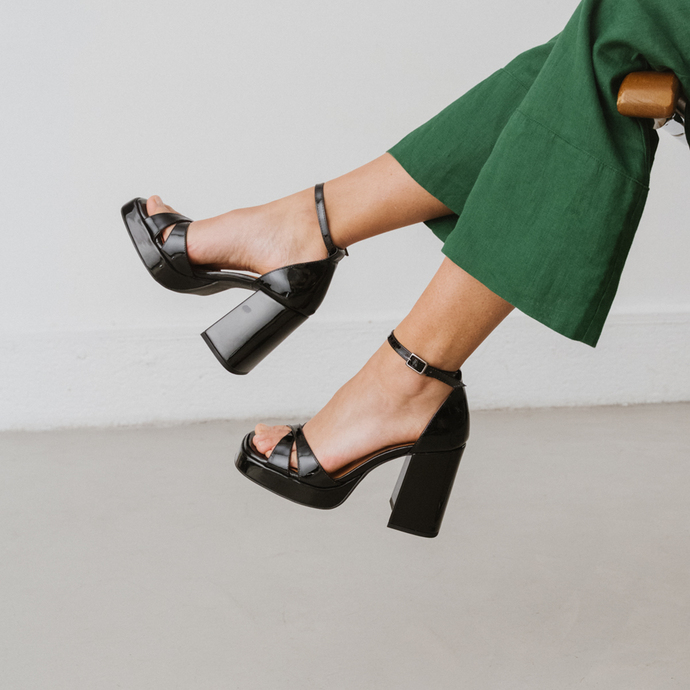 Sandales à talons hauts et bouts carrés  en cuir vernis noir