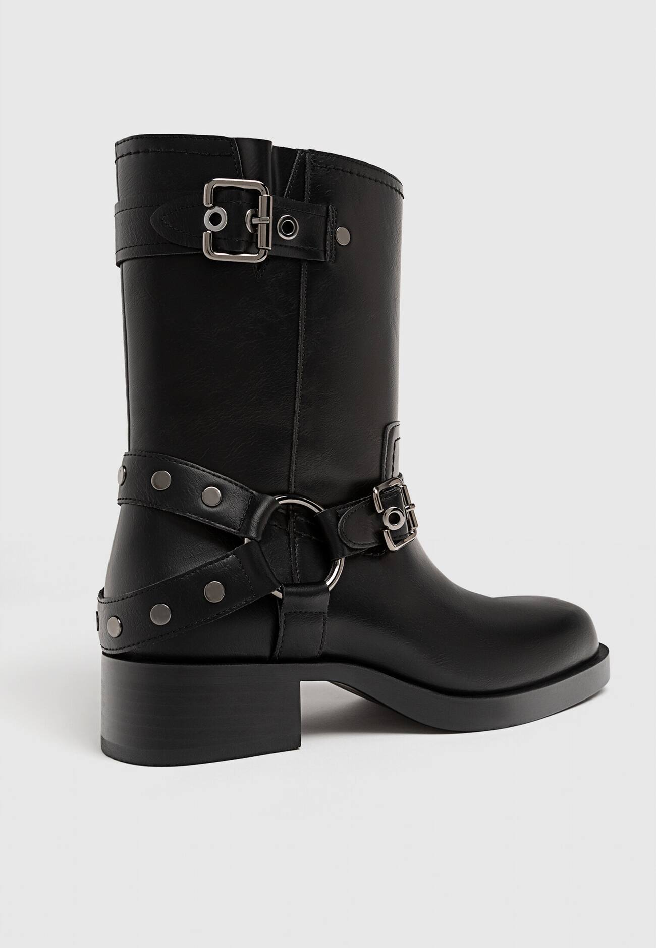 Botas de cano curto estilo motociclista, sem salto, com detalhes de fivela.