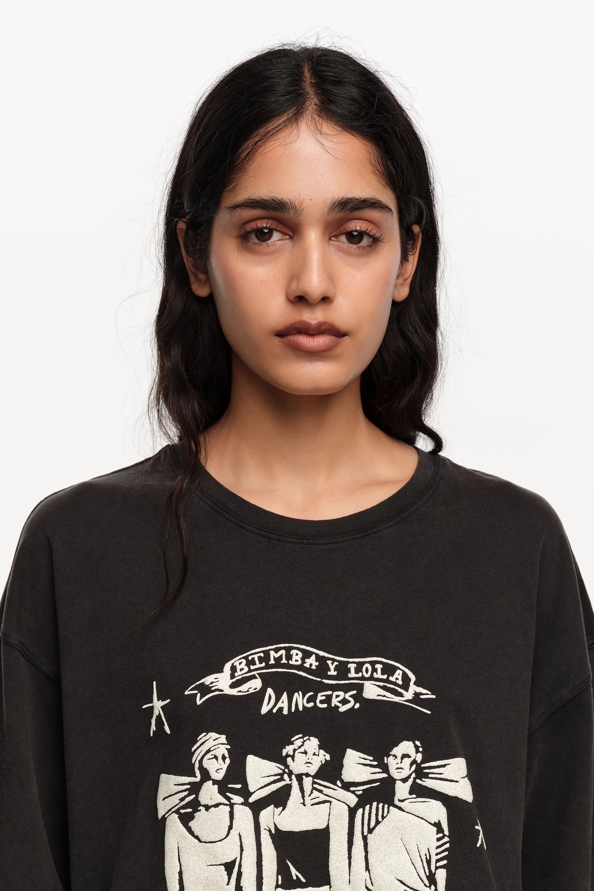 Camiseta preta desbotada com o logotipo dos dançarinos