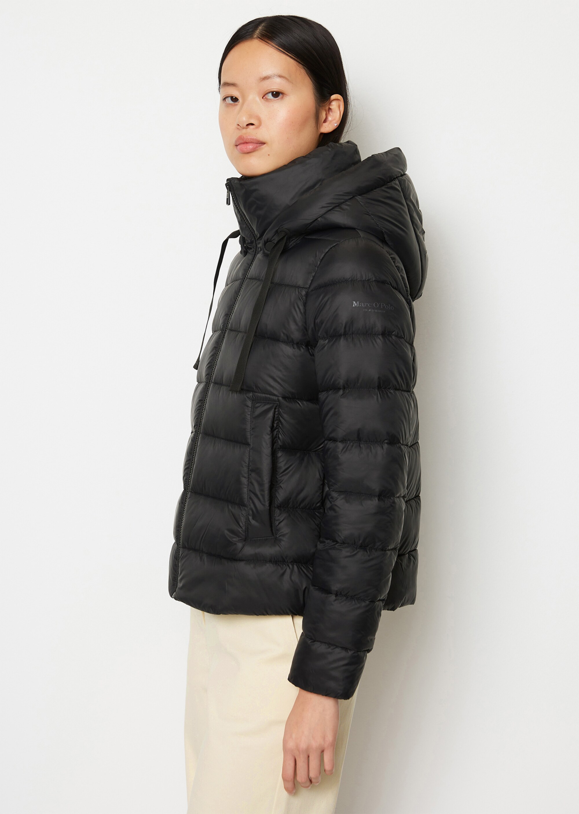 Leichte Kapuzen-Steppjacke regularaus recycelten Materialien