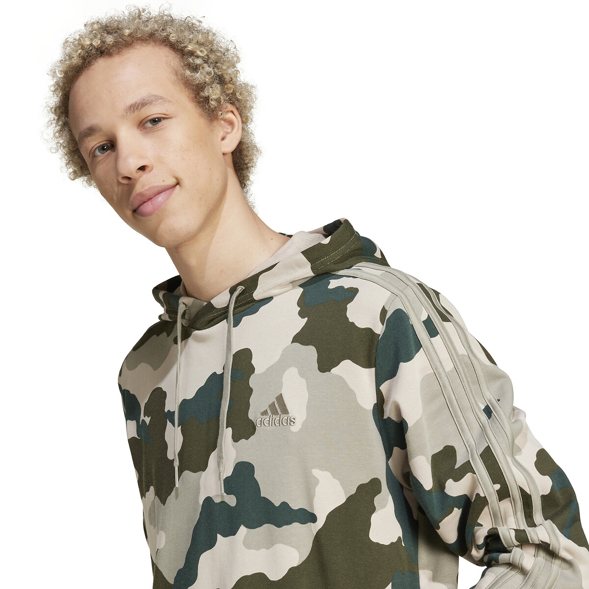 ADIDAS ROUPAS ESPORTIVAS<br>Moletom com capuz e estampa camuflada