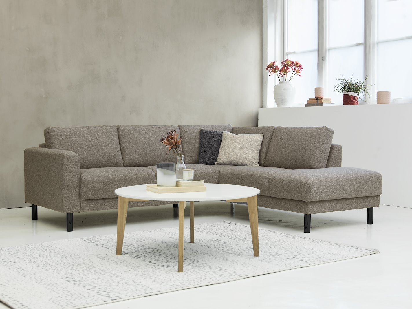 Cleveland hjørnesofa åpen ende høyre I tekstil Brego 34 Beige med sorte treben.