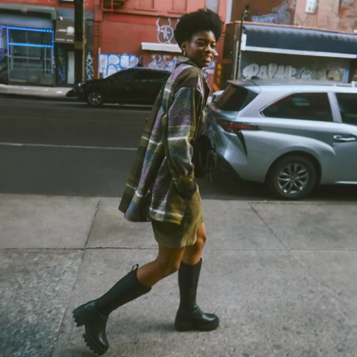 Bota Everleigh de cano alto feminina na cor preta.