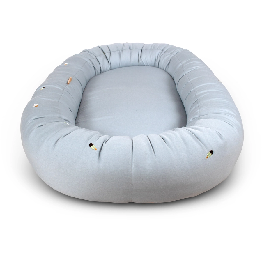 Filibabba Babynest 2. Generation – Cool Summer Stickerei – Pearl Blue
