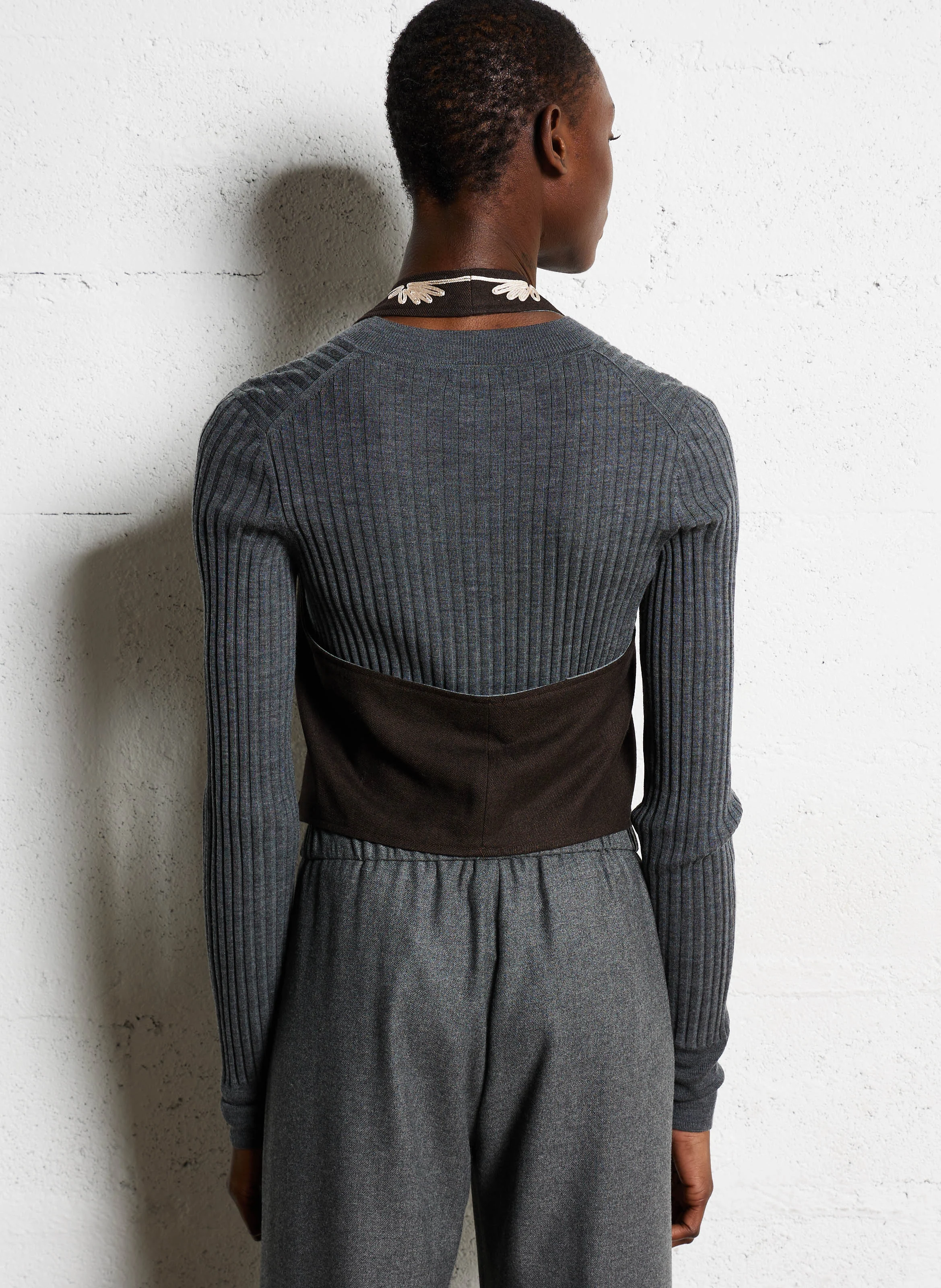GISTO - Gilet cintré à col V | Marron