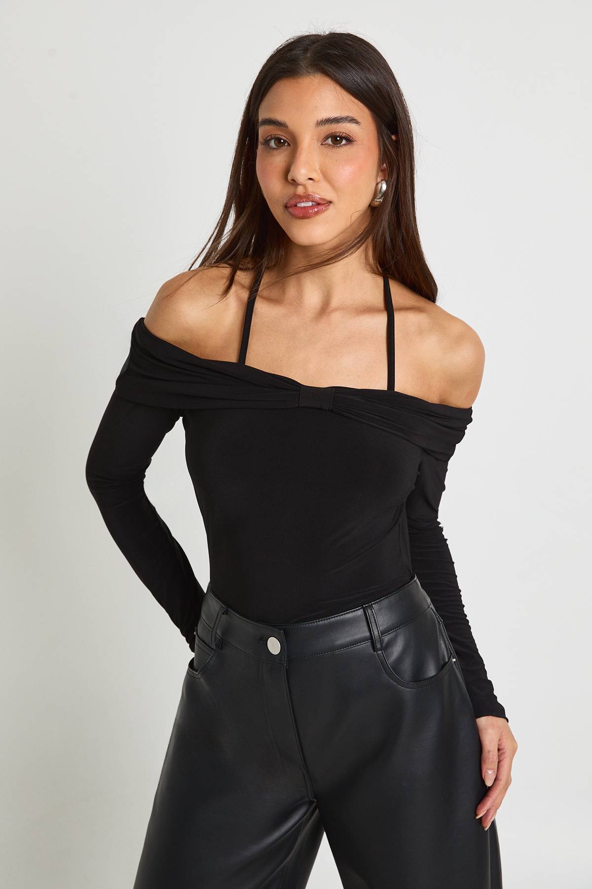 boohoo Haut Bardot à nœud souple avec détails