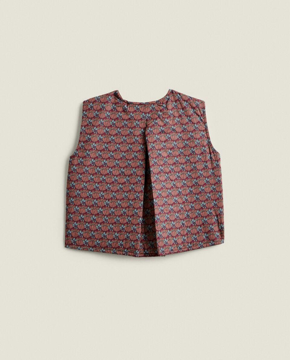 Colete infantil feito com tecido Liberty