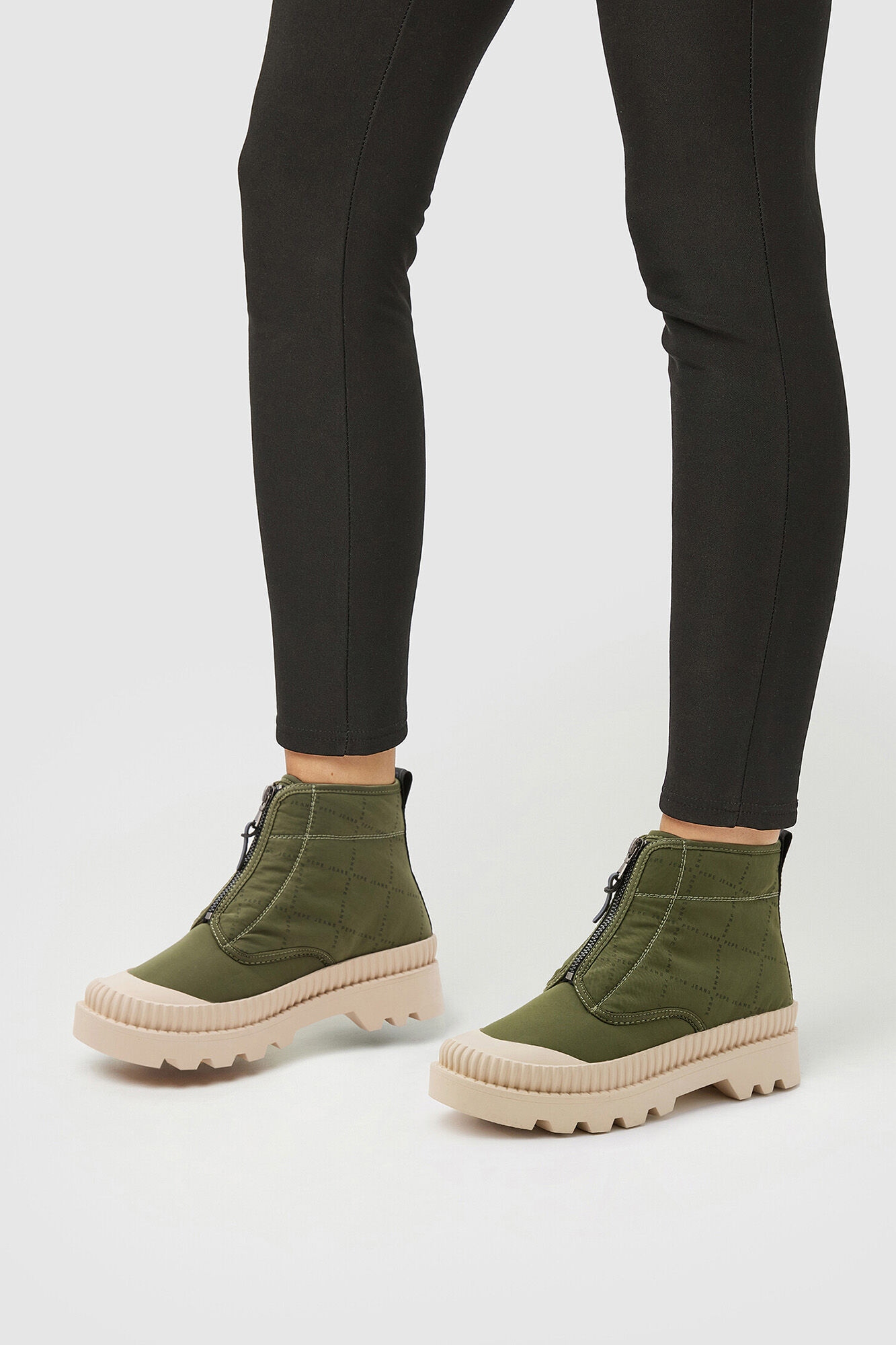 Botas de cano curto com fecho de zíper