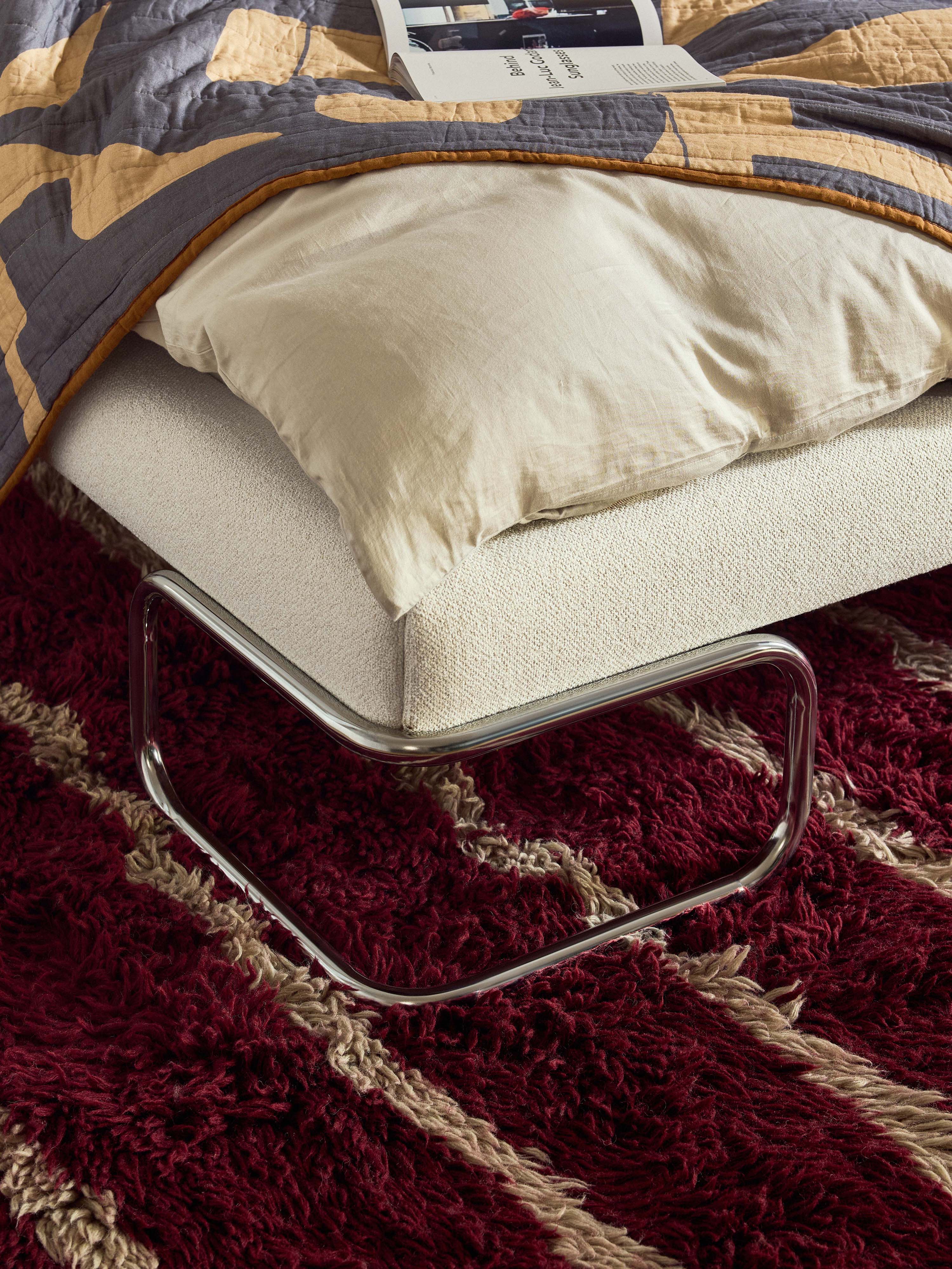 Bouclé gestoffeerd bed Olina met metalen poten