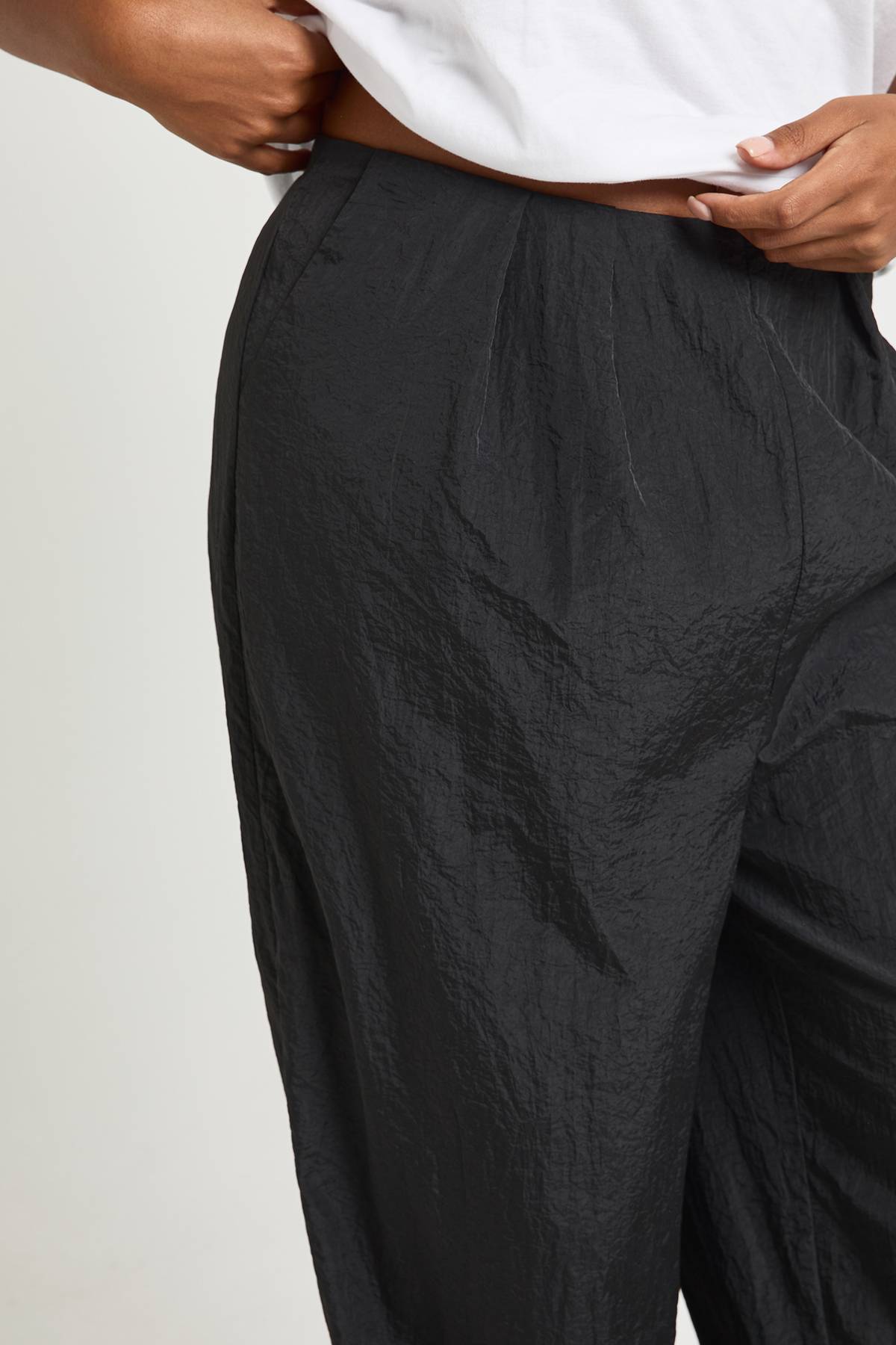 boohoo Pantalon Cargo Grande Taille En Nylon Avec Détails Plissés