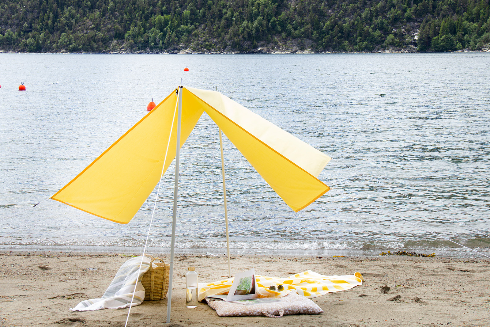Marina strandparasoll Gul tekstilduk 140x180 cm. Oppbevaringsbag medfølger.