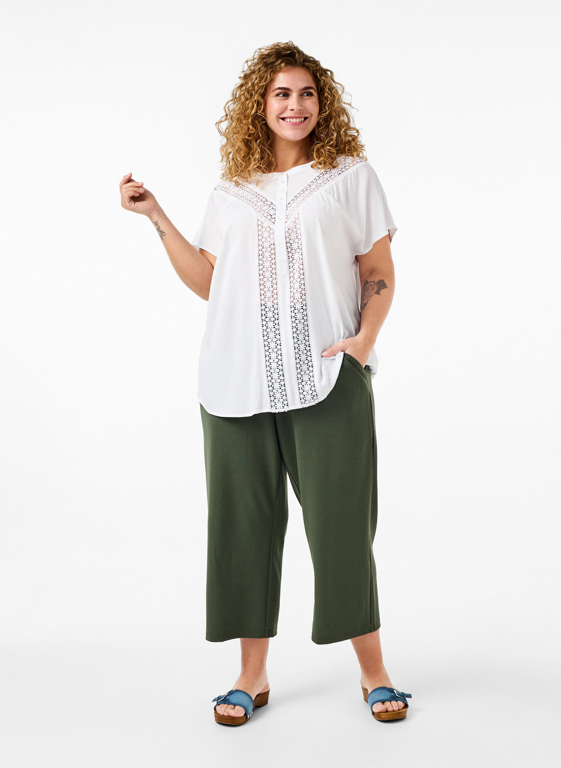 Viskose bluse med blondebånd