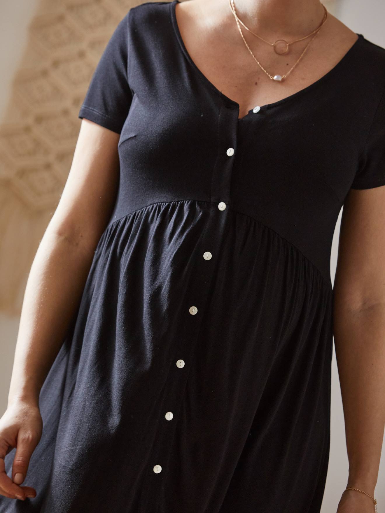 Vestido fluido e adaptável para gravidez e amamentação, preto liso.