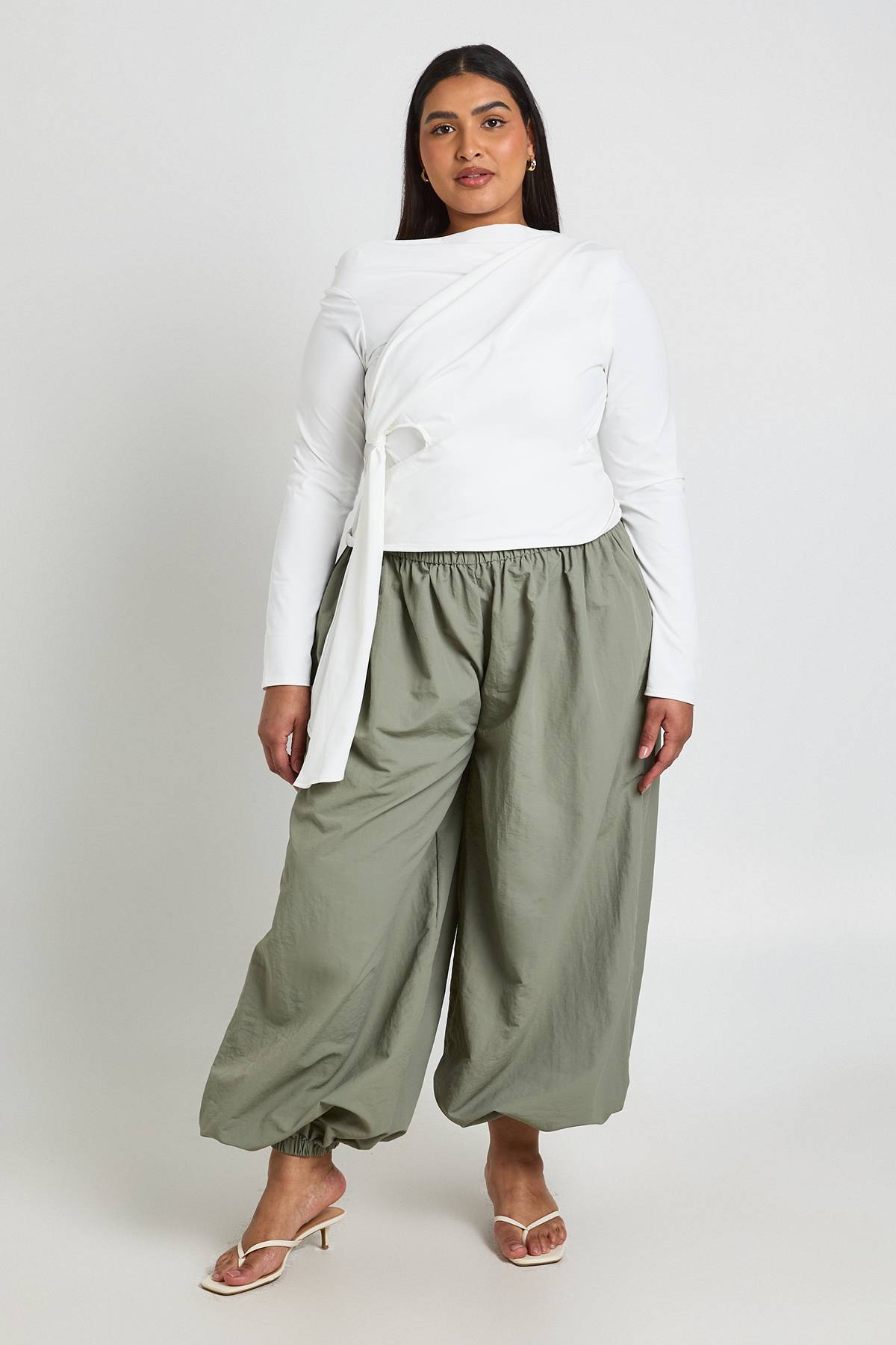 boohoo Haut Grande Taille À Manches Longues Avec Encolure Asymétrique Et Drapé