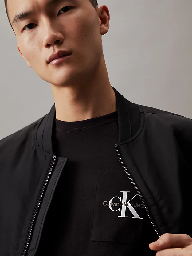 Camiseta com monograma e bolso fino.
