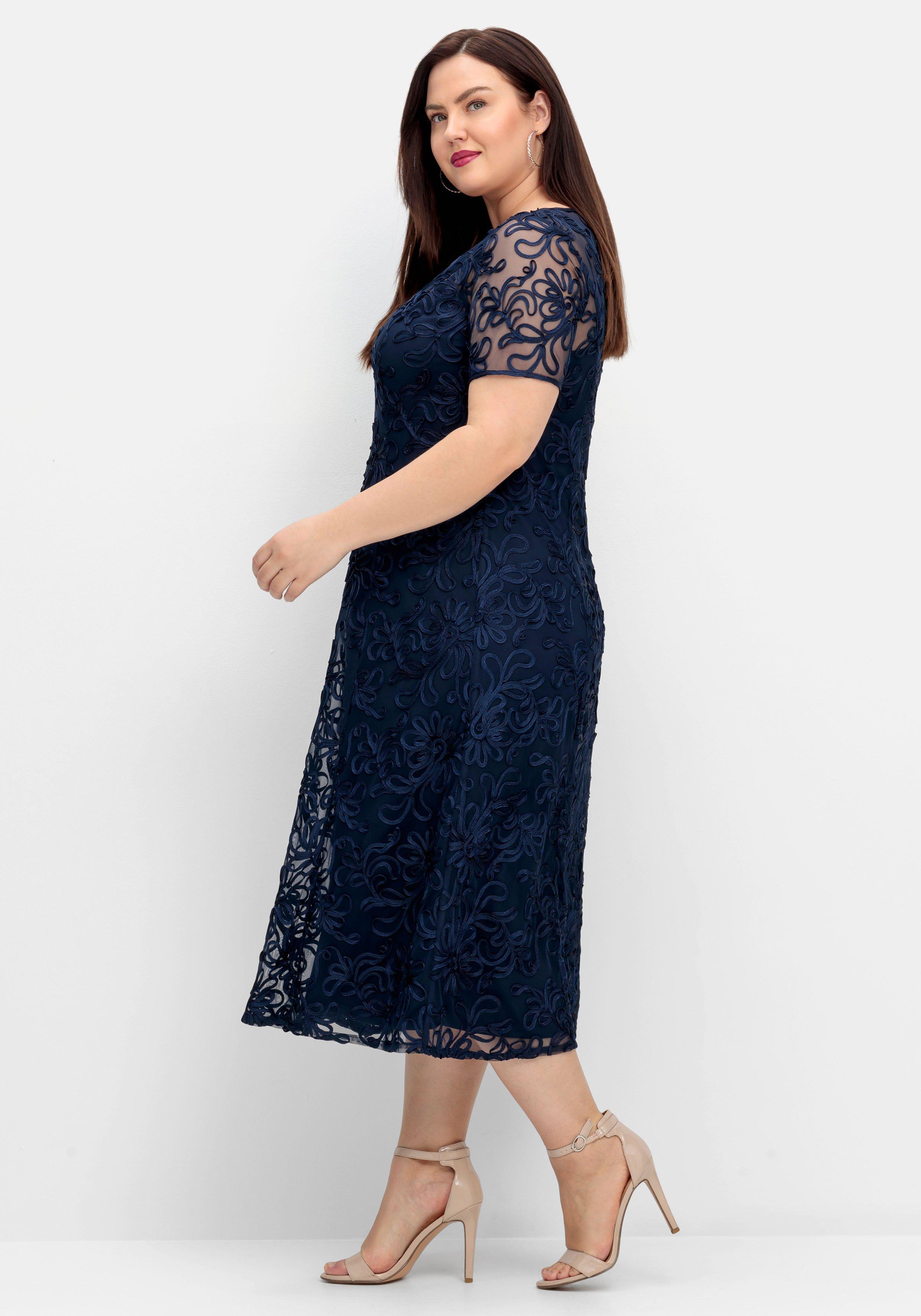 Abendkleid mit dekorativen Zierborten