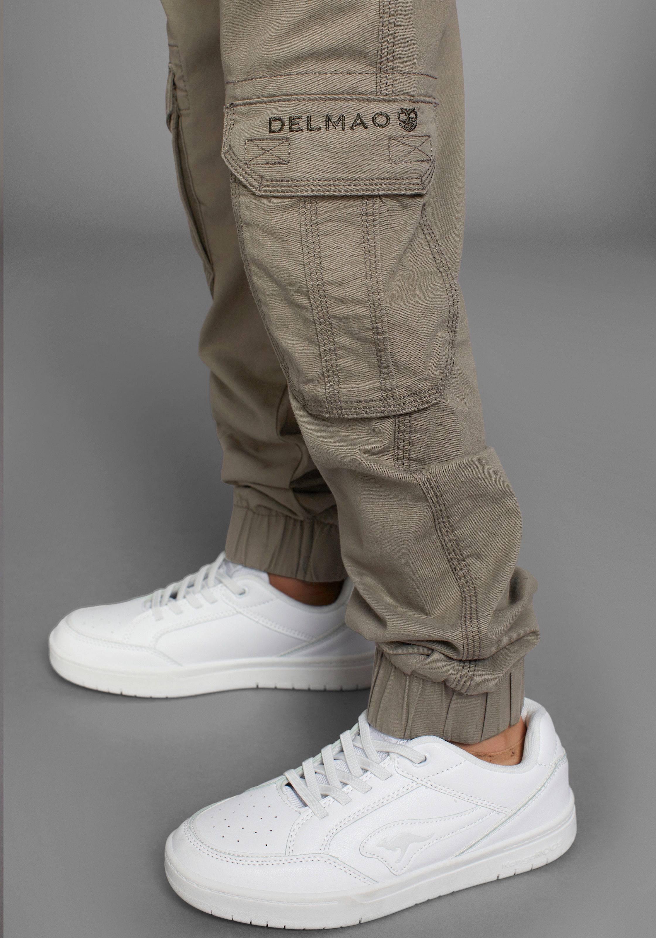 DELMAO Cargohose »in bequemer Schlupfform«  , mit Logo-Stickerei