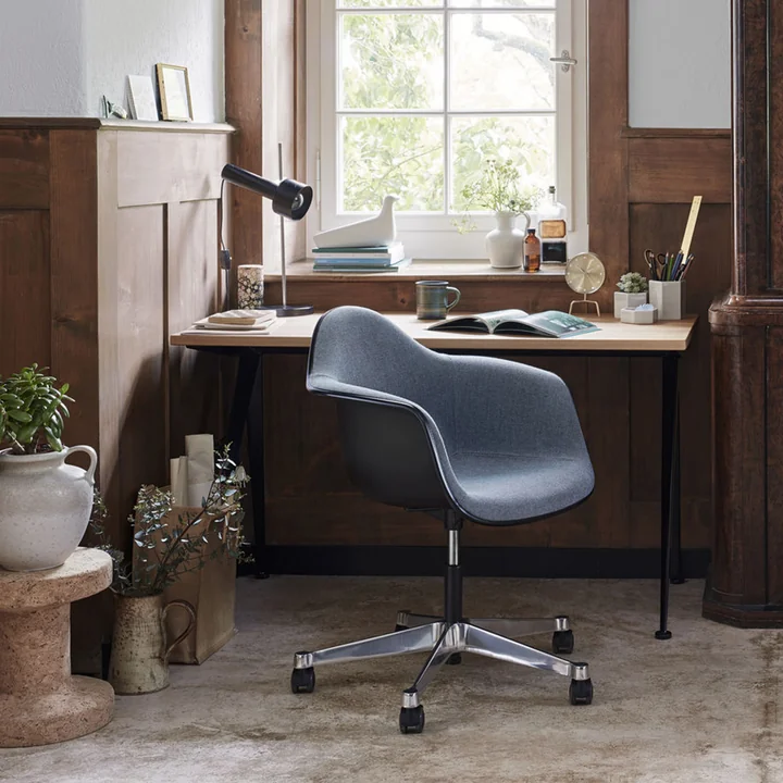 Vitra - Eames Plastic Armchair PACC RE, poliert / eisgrau, weiche Rollen (Hartboden)