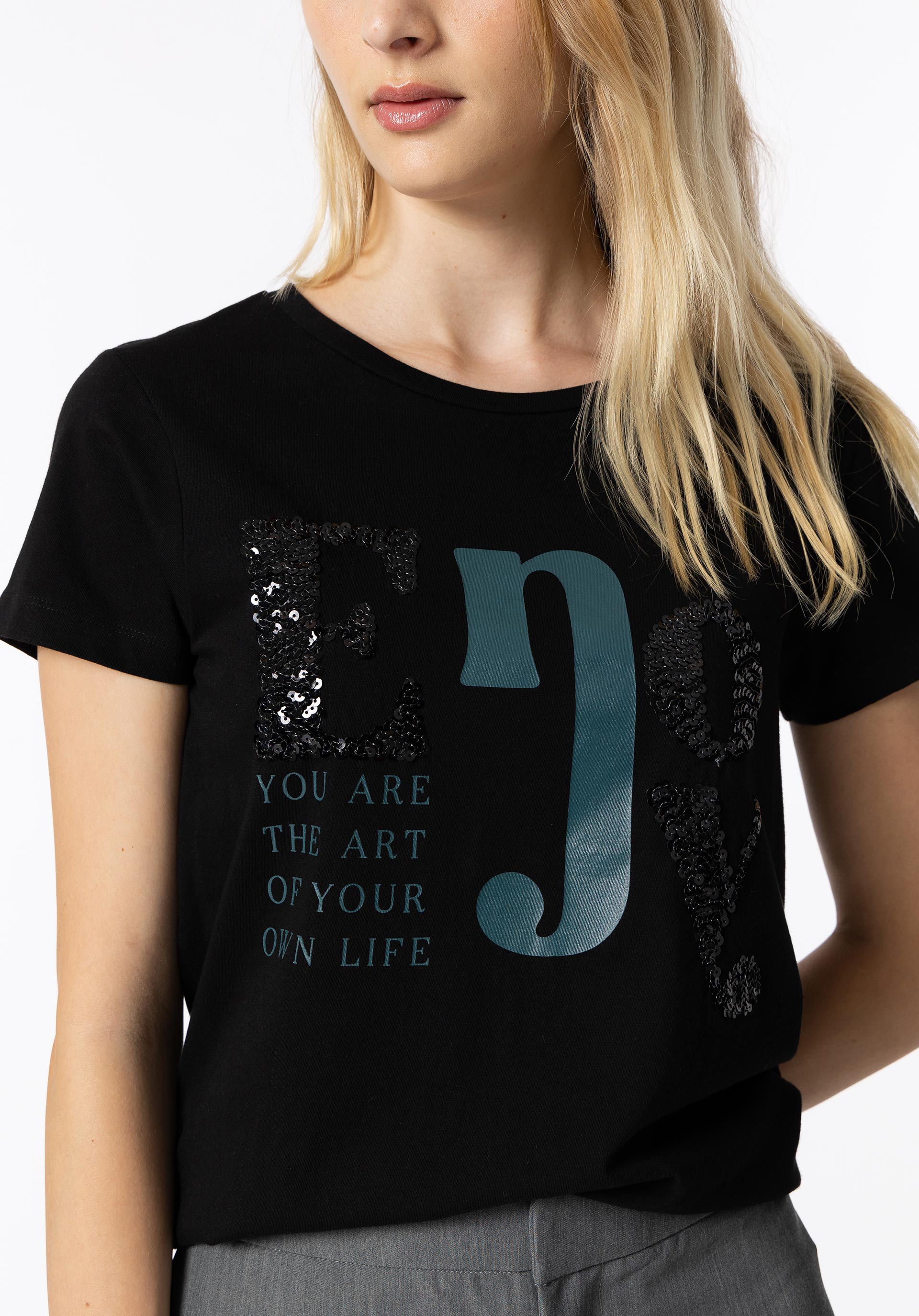 T-shirt Mensagem com Aplicações