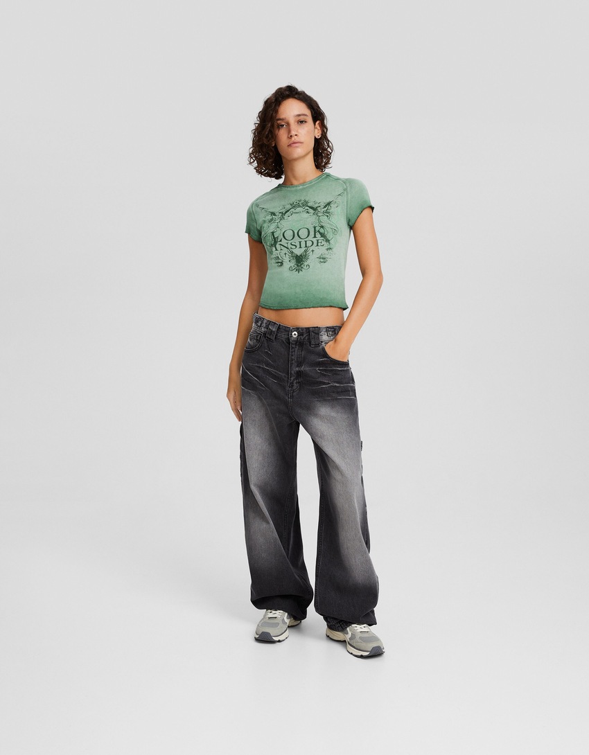 Camiseta de manga curta com efeito desbotado e aplicações de strass.