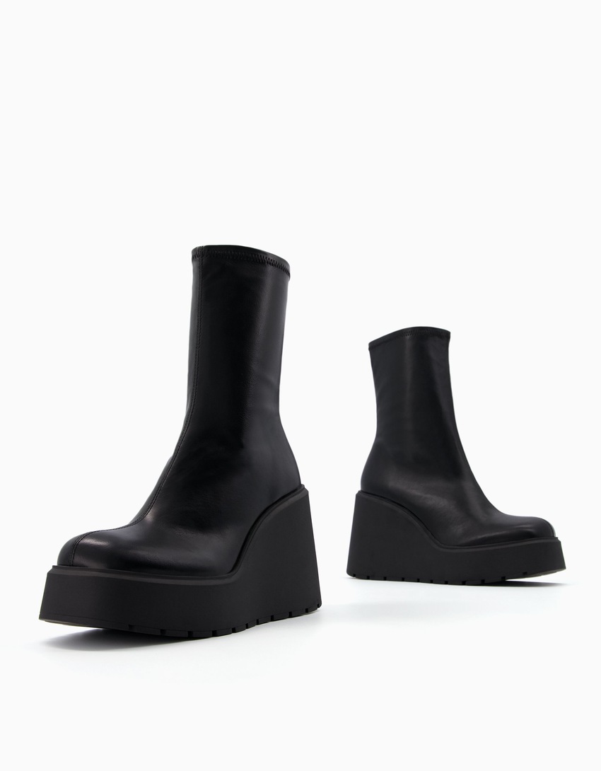 Botas de cano curto com salto plataforma
