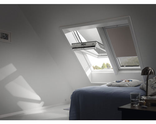 VELUX verduisterend rolgordijn, effen licht taupe, handmatig, wit frame, DKL C02 4580SWL