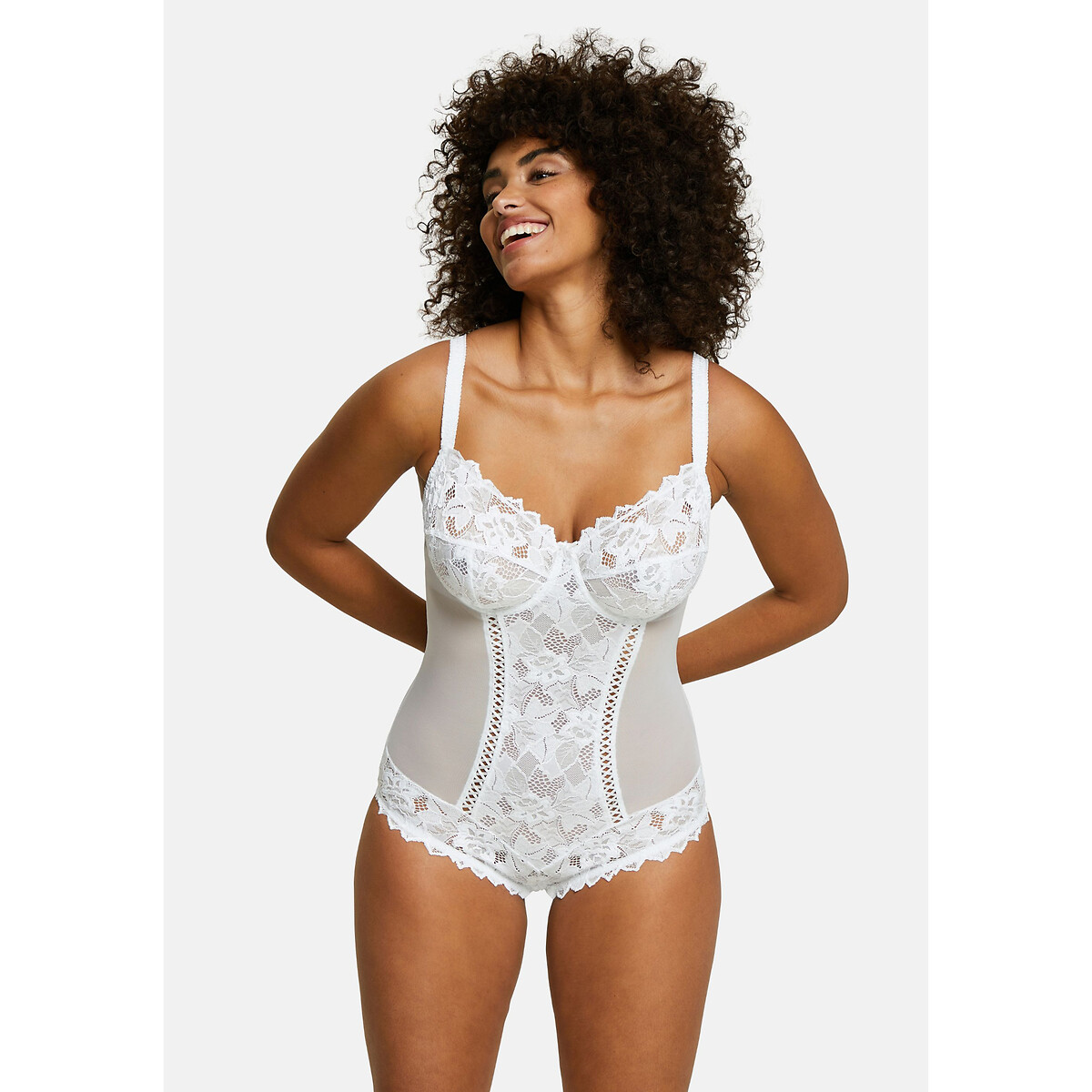 SANS COMPLEXE<br>Envolvendo o corpo em renda Arum