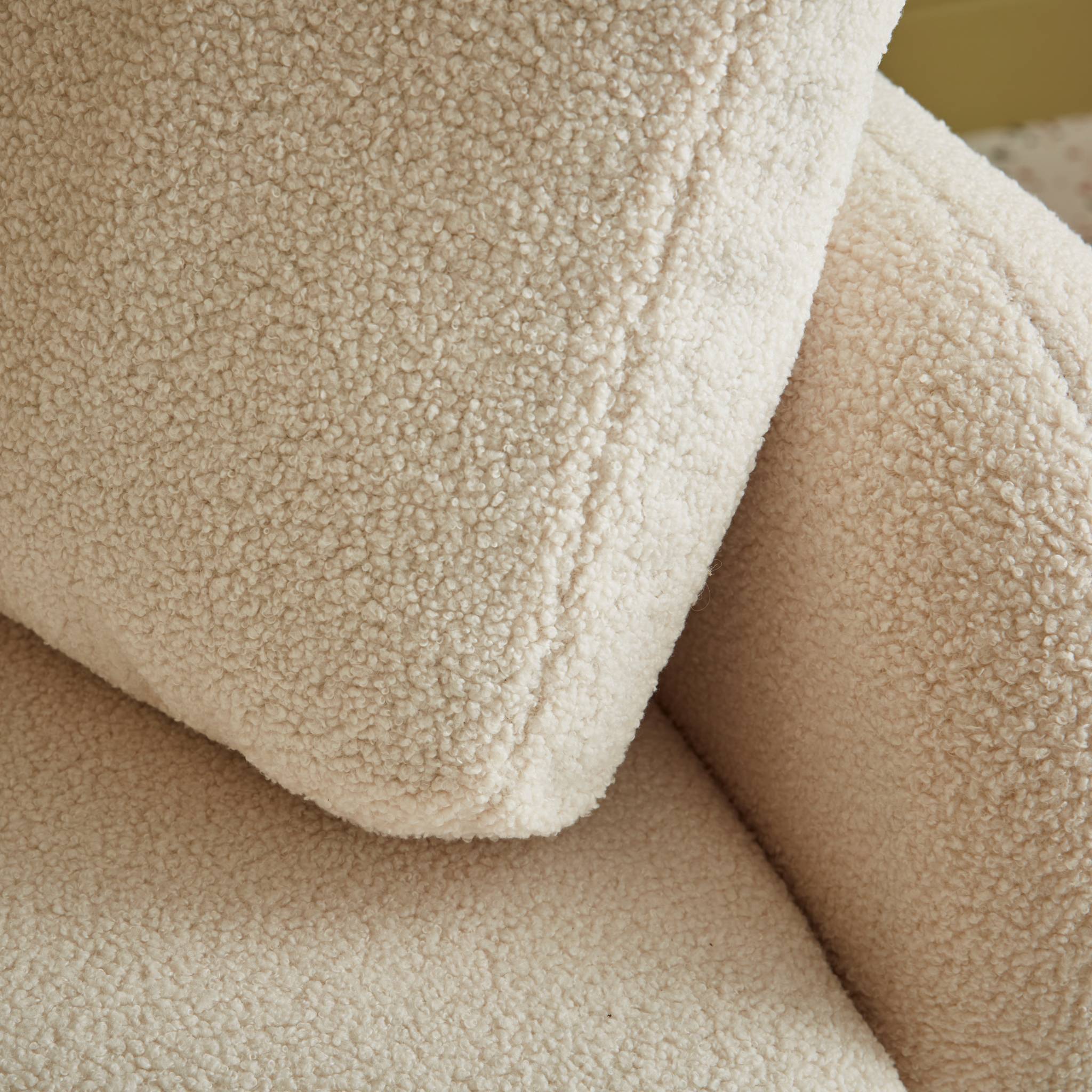 Canapé 2 places cosy rond. Tissu bouclettes blanches. Milano. L 150 x p 85 x h 85cm