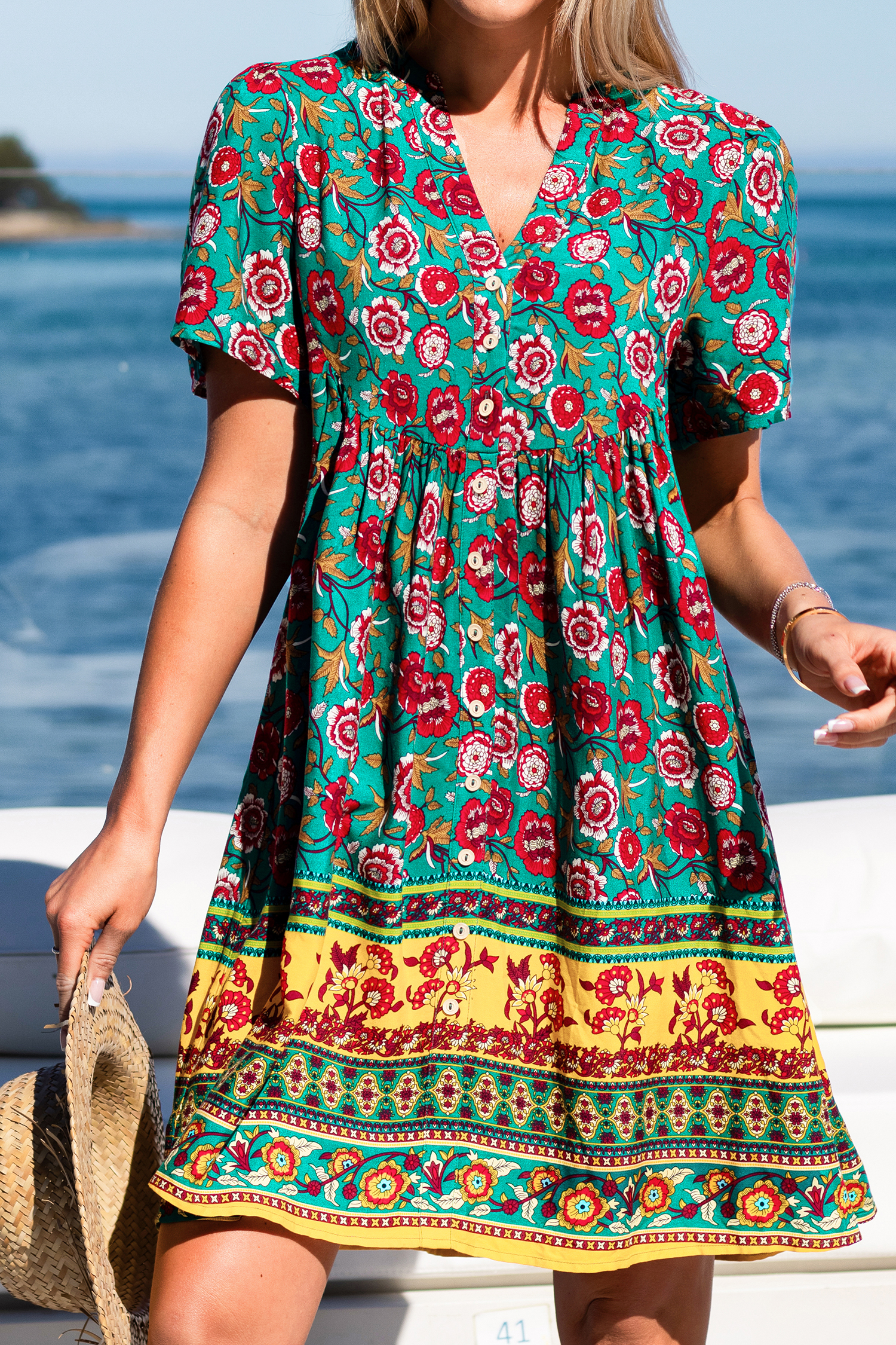 Robe mini à col en V avec fleurs et boutons sur le devant