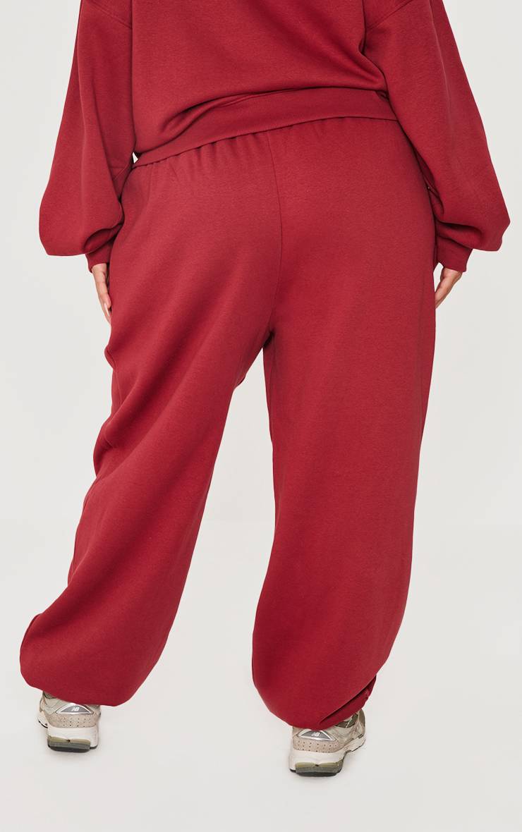 Rouge Foncé Prettylittlething Plus Jogging À Revers Avec Appliqués Imitation Peau De Mouton