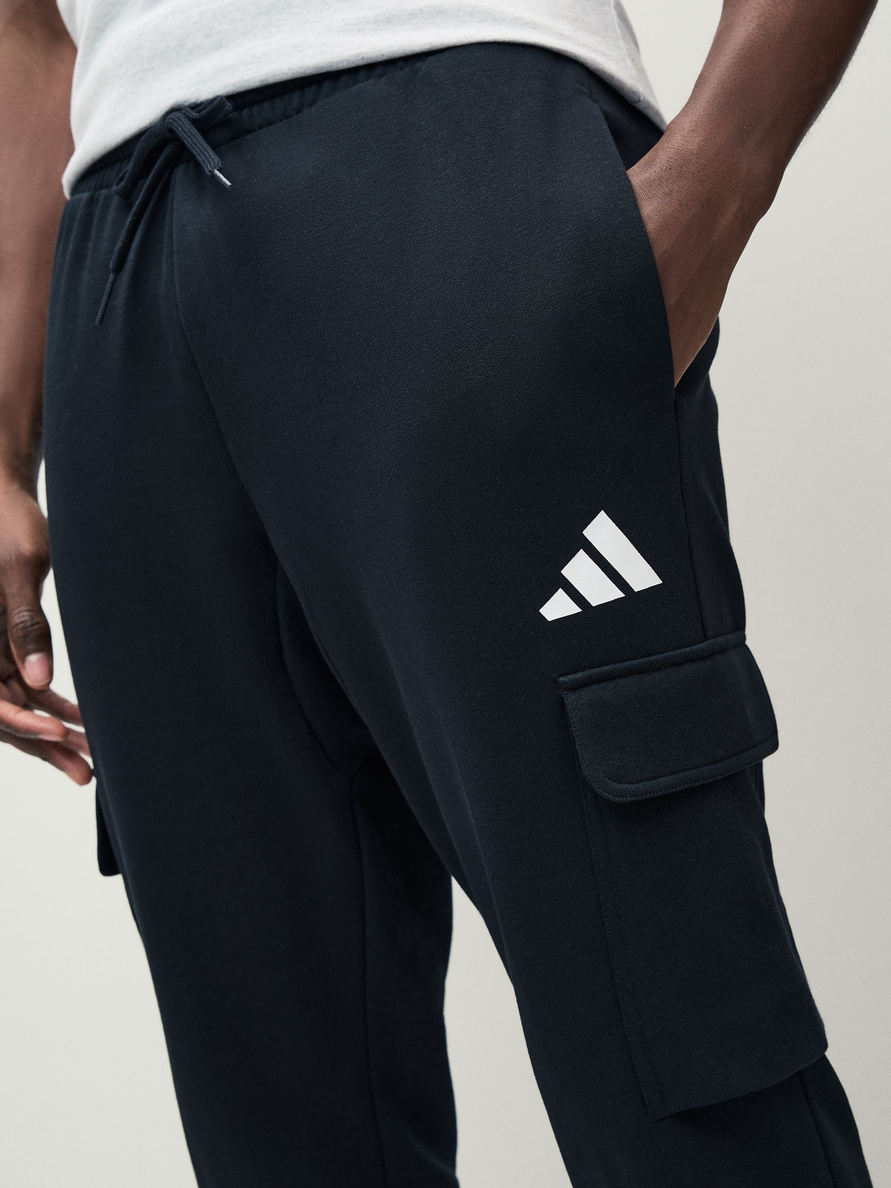 Zwart - adidas Essentials Feelcosy Fleece Cargo Joggers