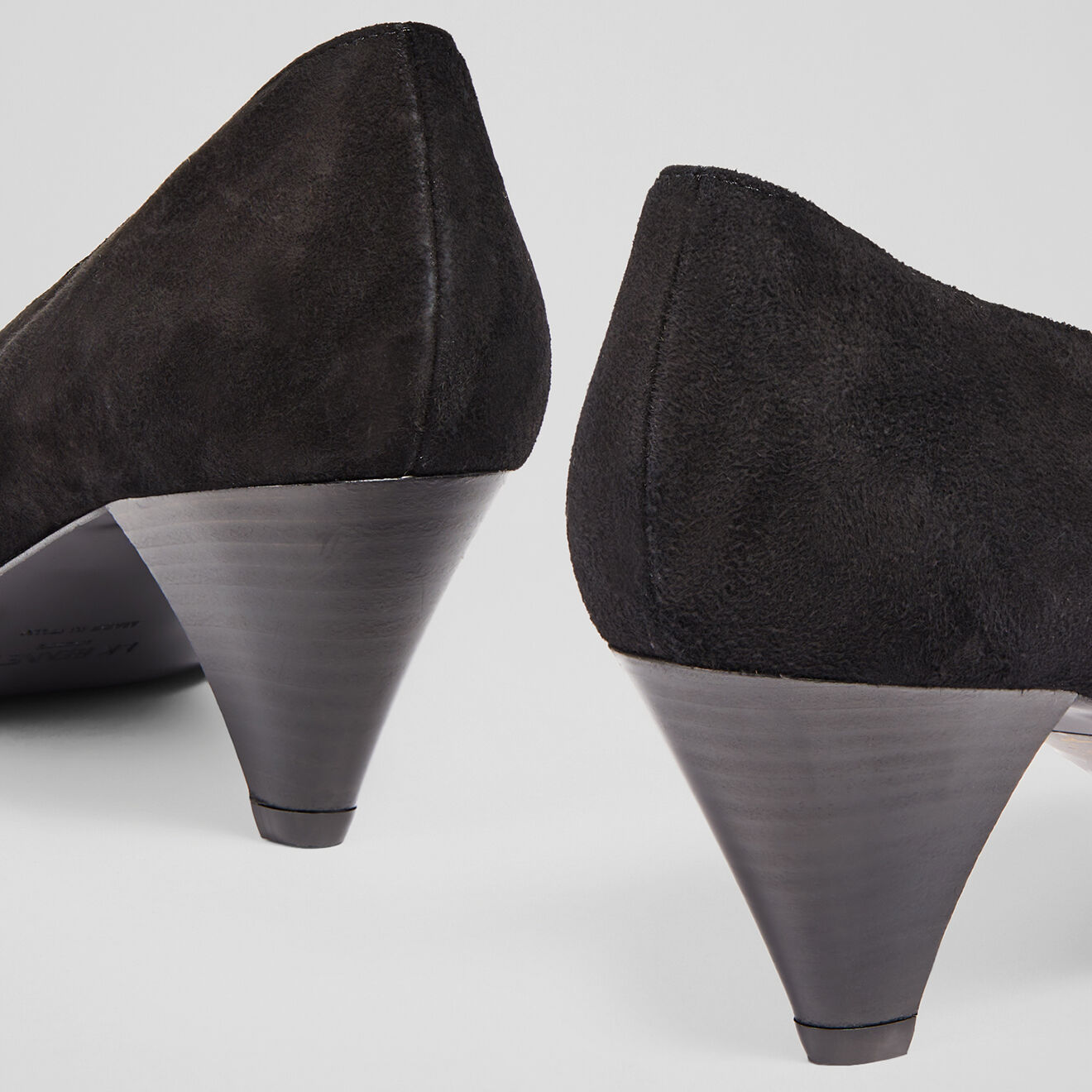 L.K. Bennett Escarpins en Velours de Cuir Zayla noirs - Talon 5 cm