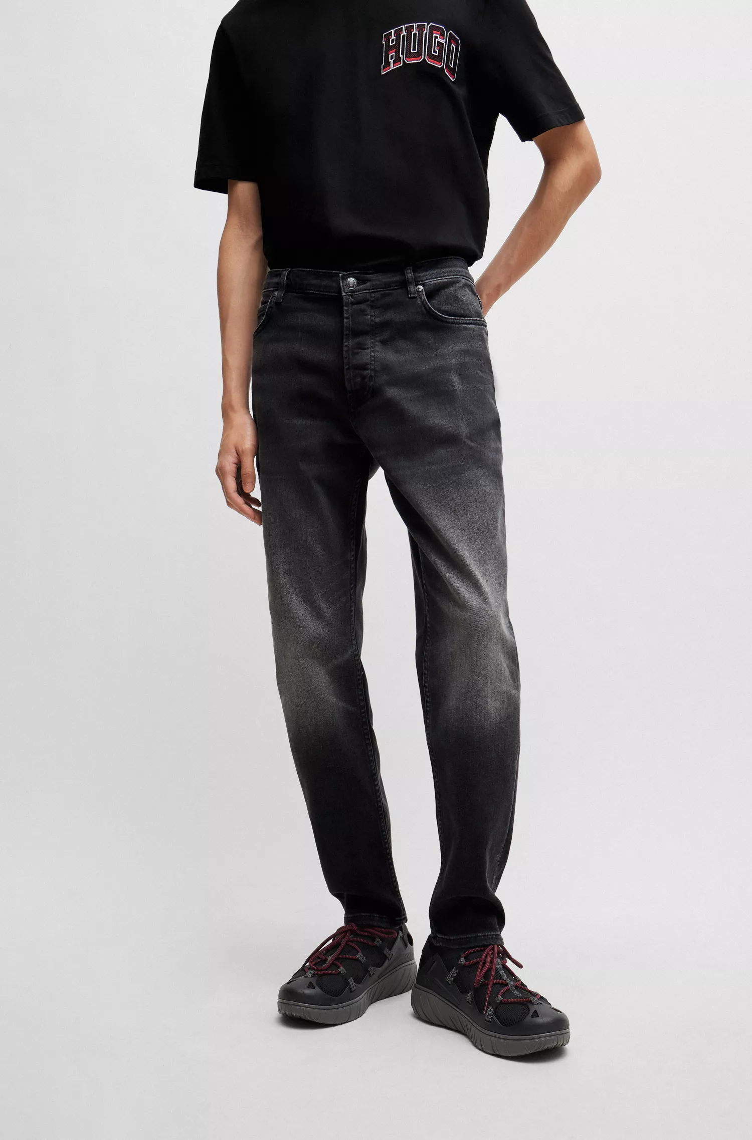 Calça jeans HUGO vermelha, corte afunilado, em denim preto com elasticidade confortável.