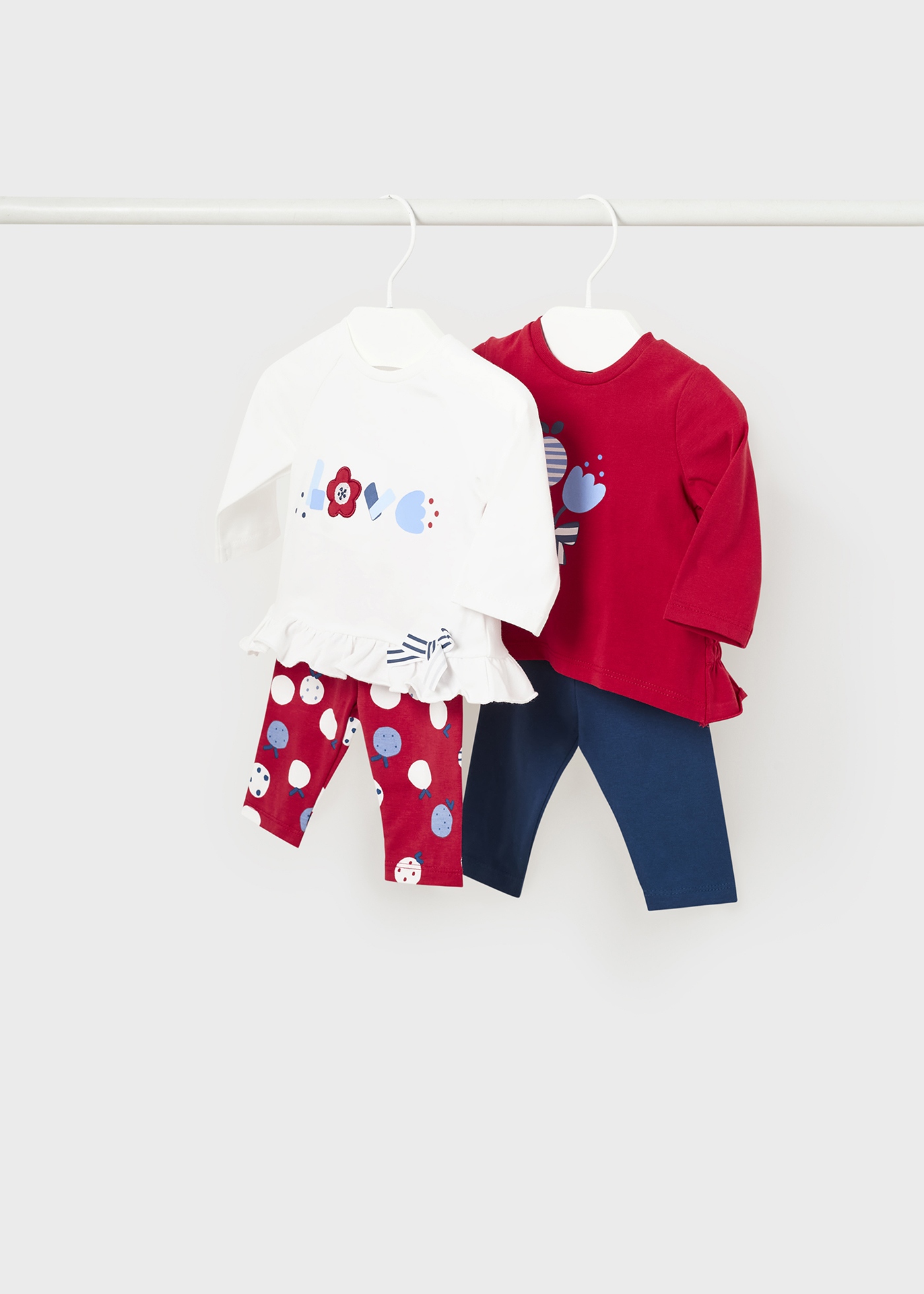 Conjunto de 4 peças em algodão sustentável para recém-nascidos.