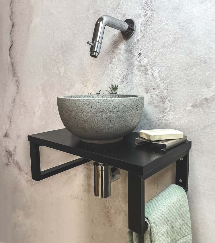 Saniclear Lovi fonteinset met grijze waskom en chromen kraan voor in het toilet