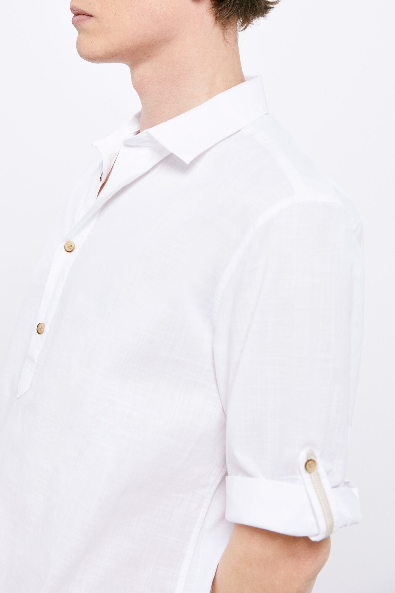 Camisa clara, cor - branca