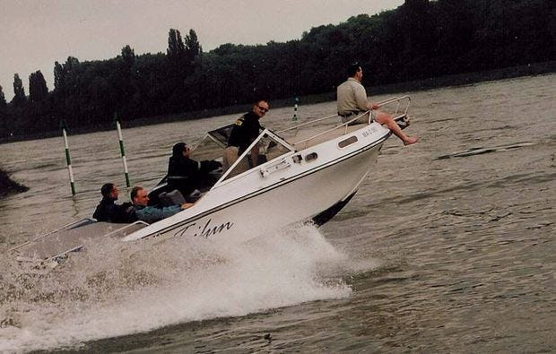 Motorboot fahren in Speyer als Geschenkidee