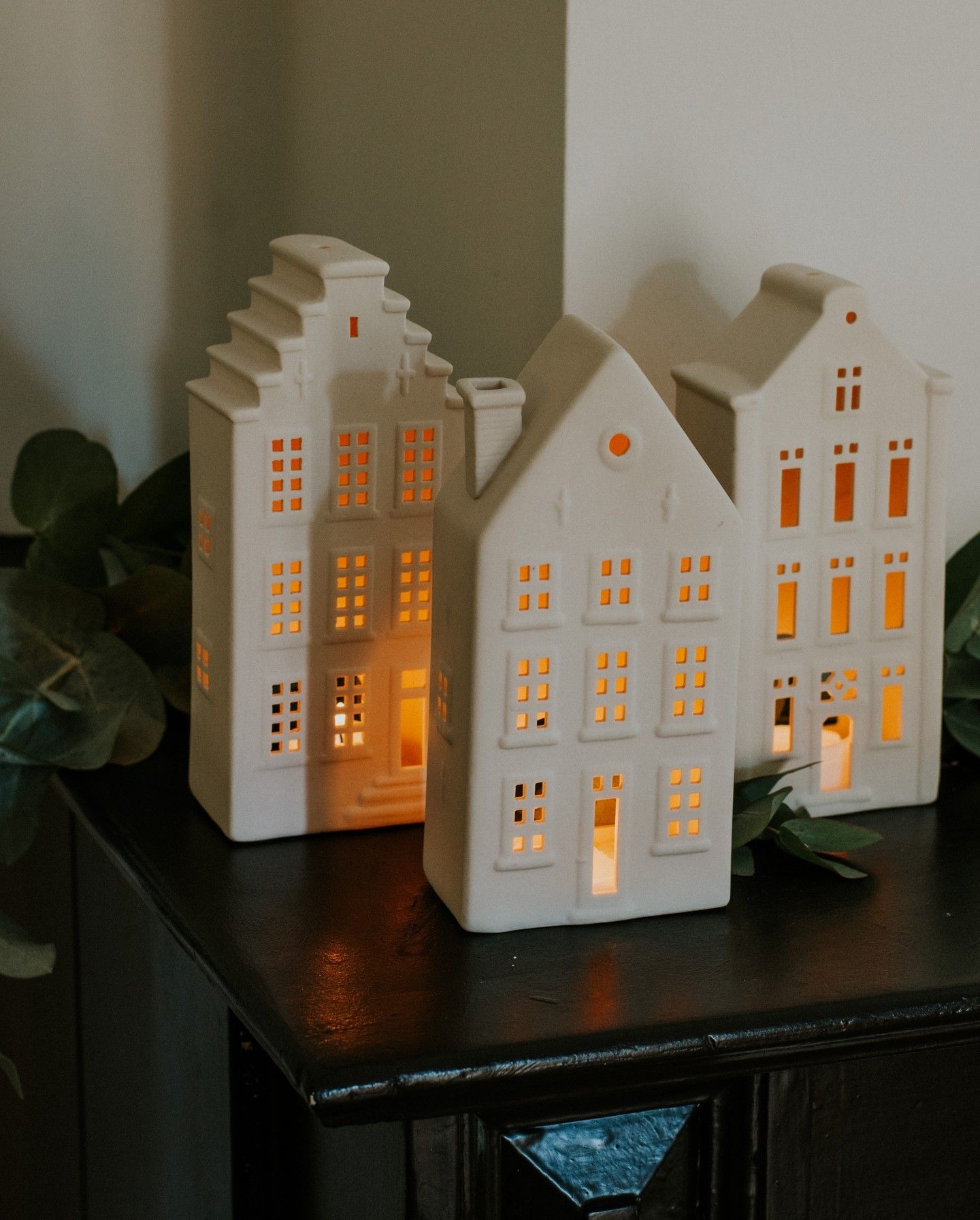 Waxinelichthouder, porselein, huisje met strakke gevel, 18,5 cm