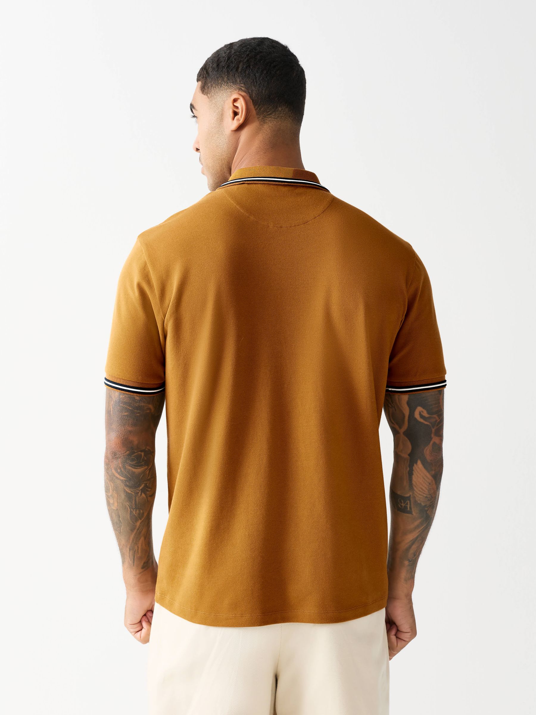 Okergeel - Regular fit poloshirt met korte mouwen en contrasterende randen