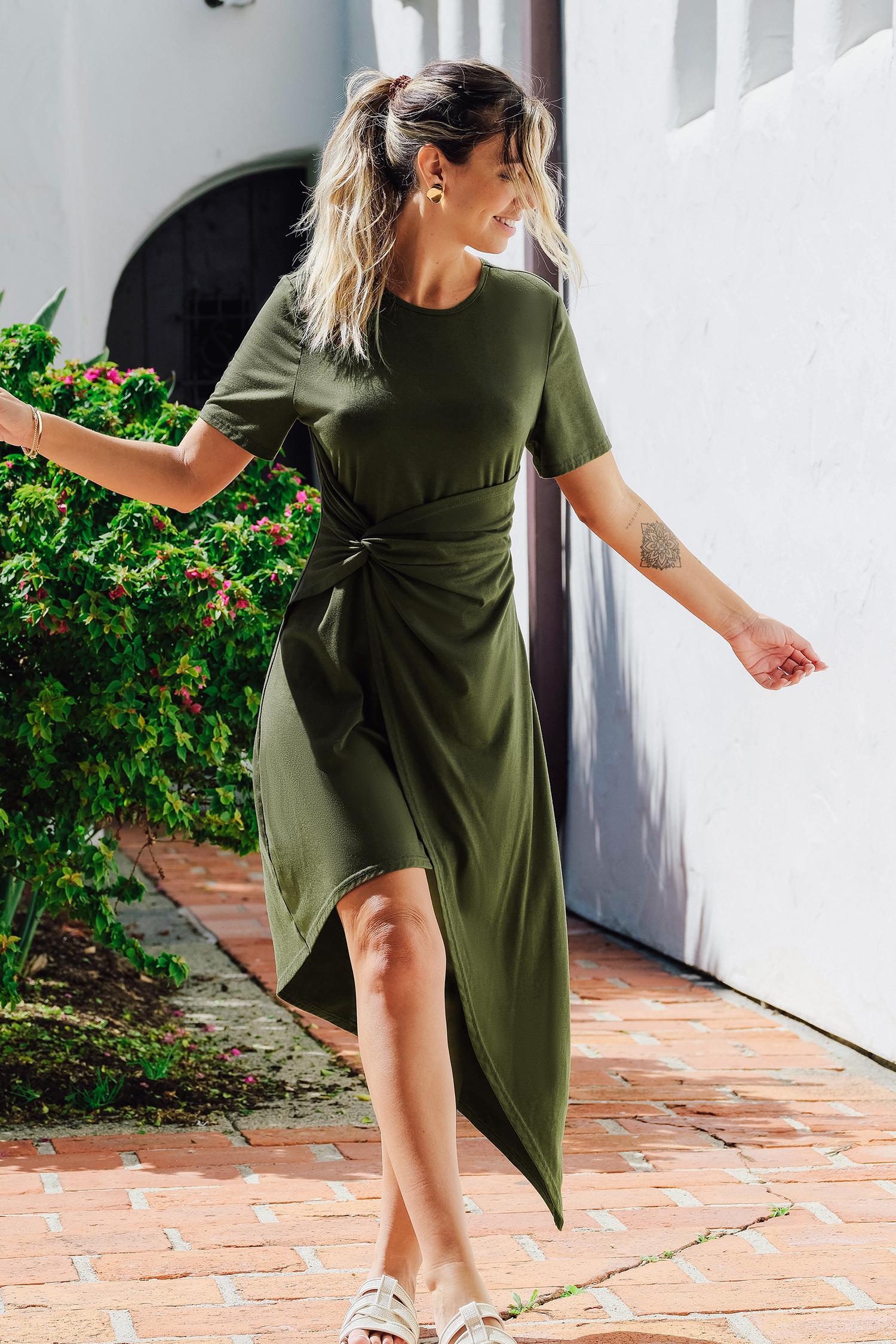 Robe en jersey à col rond et manche courte torsadée asymétrique