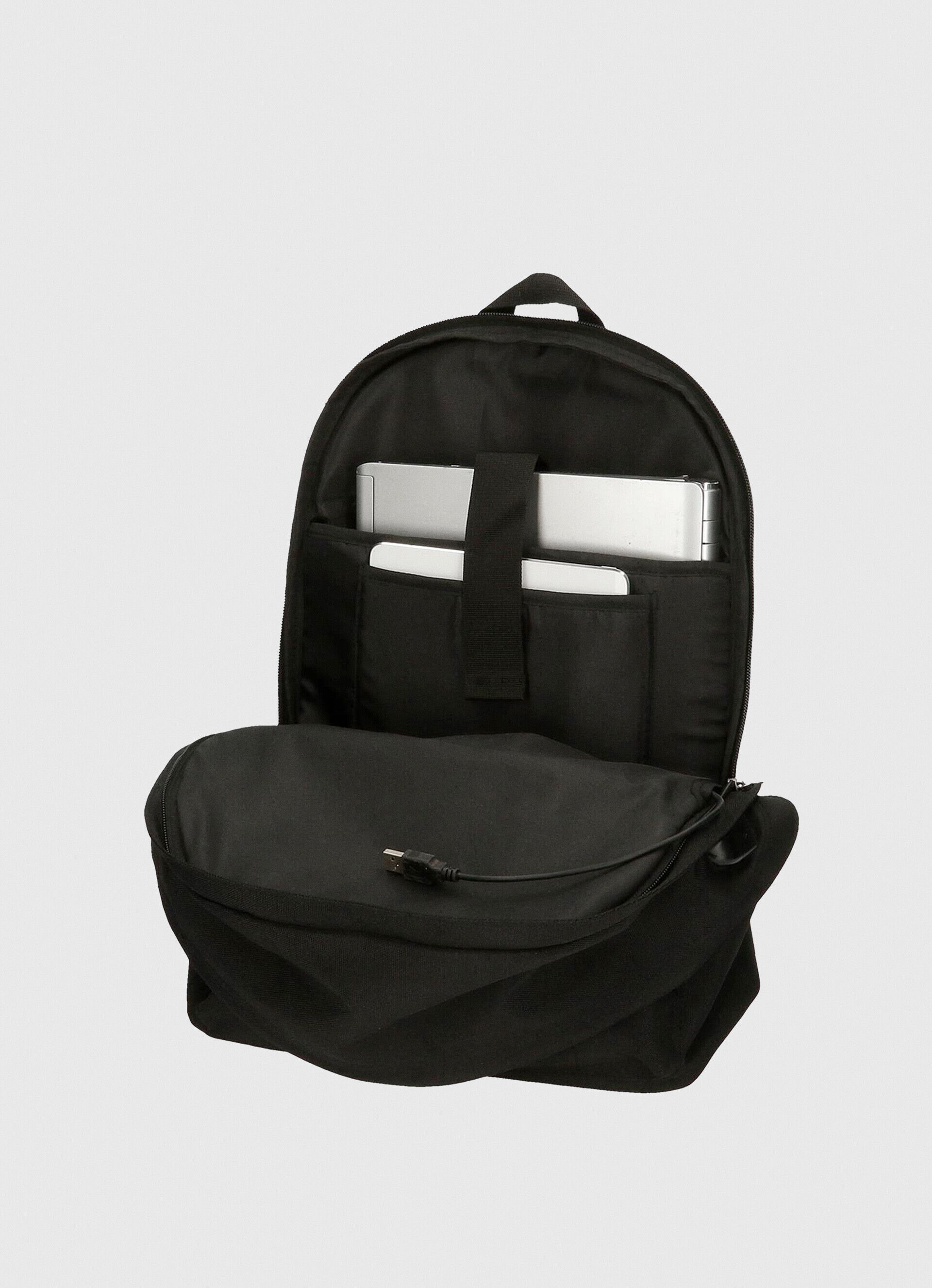 Mochila escolar lisa, cor preta, tamanho único.