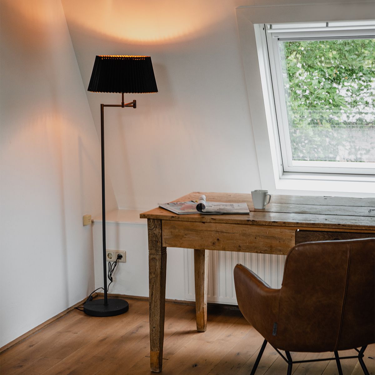 Vloerlamp zwart met zwart plisse kap en verstelbare arm - Ladas Deluxe