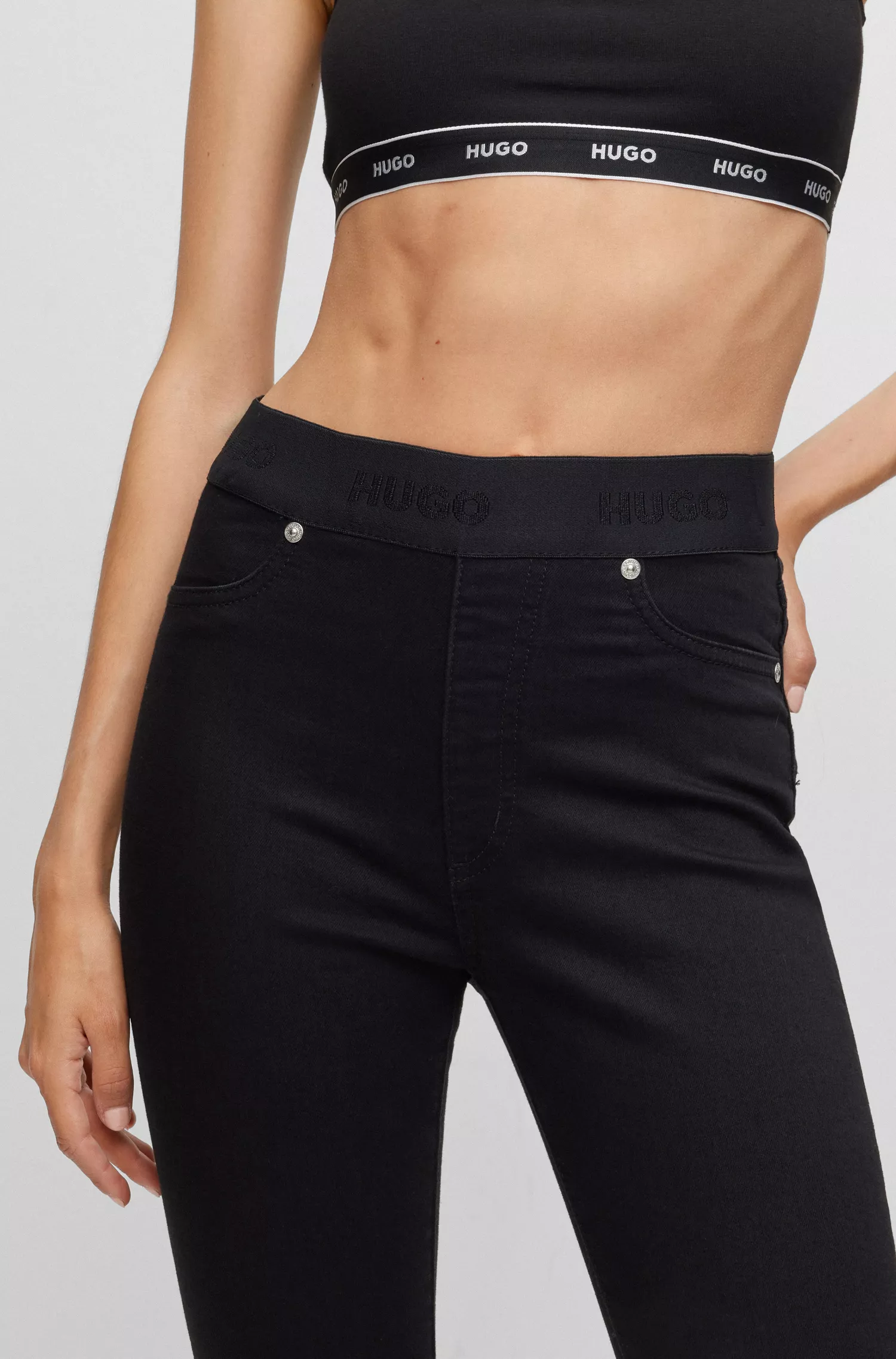 HUGO Red - Jeggings extra-slim em denim preto com cós com logo.