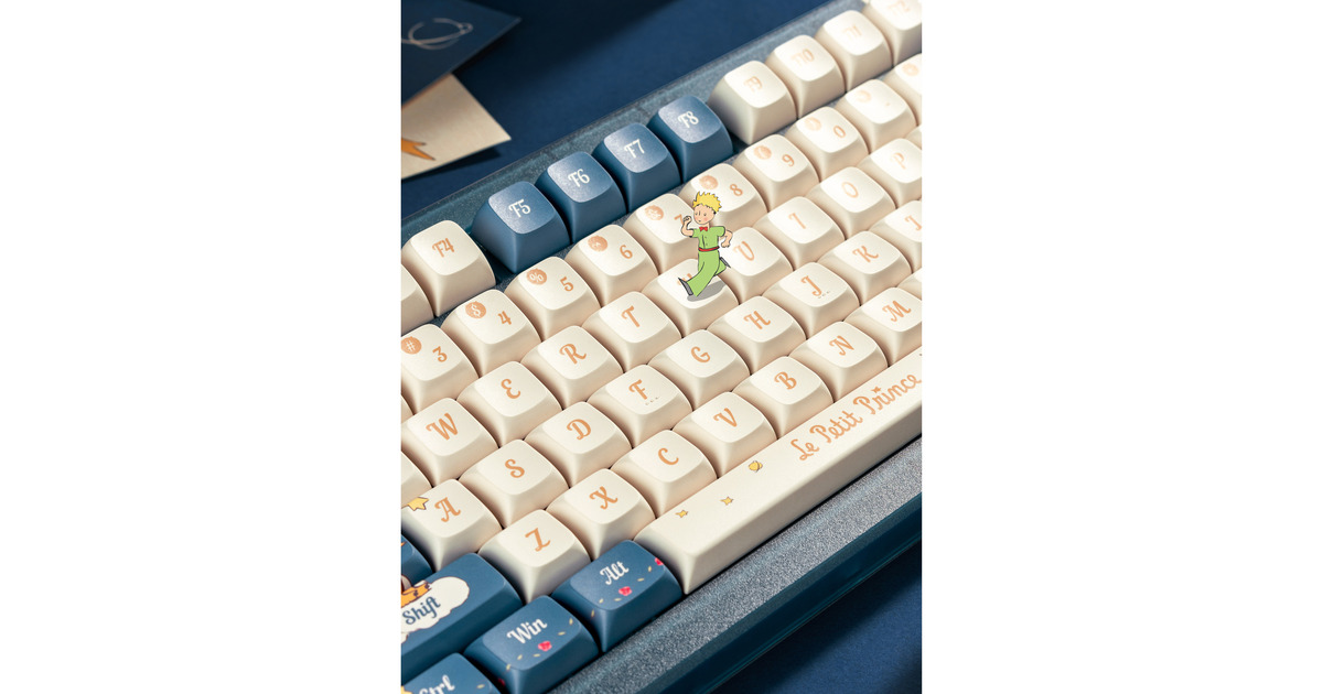 IqunixZX75 Sky Encounter Wireless Mechanical Keyboard, gaming toetsenbord  (Blauw/wit, US lay-out, IQUNIX Little Prince, RGB leds, 75%, Hot-swappable, Double-shot PBT, 2.4GHz | Bluetooth 5.1 | USB-C)
