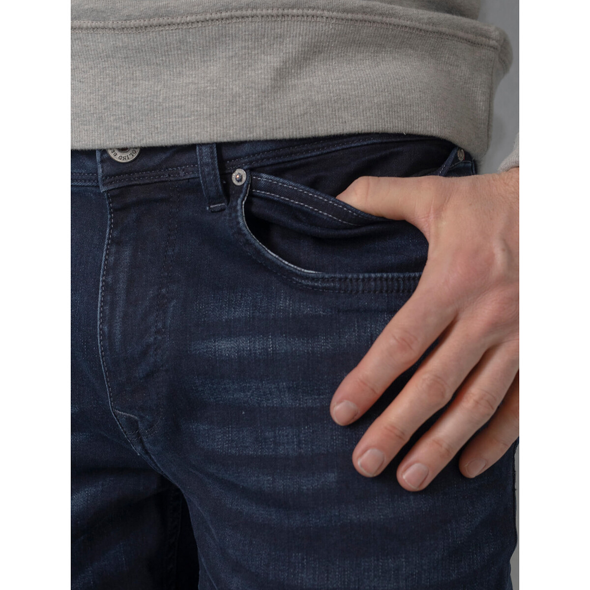 INDÚSTRIAS PETROLÍFERAS<br>Calças jeans afuniladas Russel